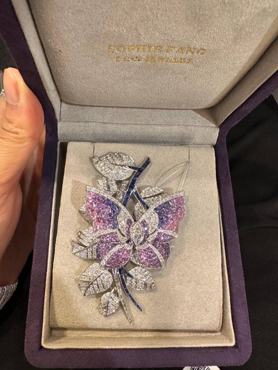 Small diamond inlaid pink sapphire brooch. Length: 6.9cm Width: 4.9cm